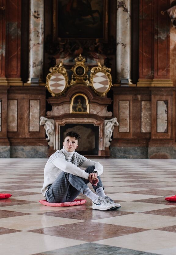 Stift St Florian Besucher Marmorsaal ©Doris Himmelbauer
