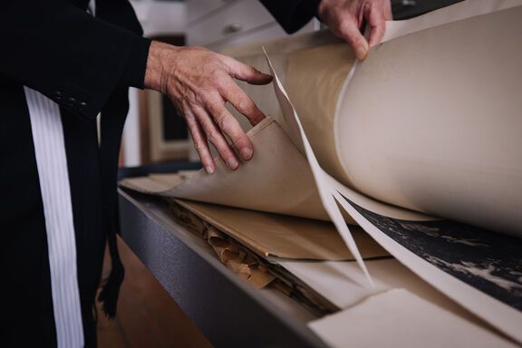 Chorherrenstift grafische Sammlung Blätter Durchsicht ©Himmelbauer