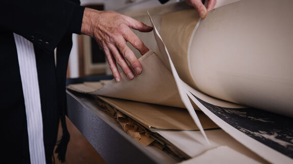 Chorherrenstift grafische Sammlung Blätter Durchsicht ©Himmelbauer