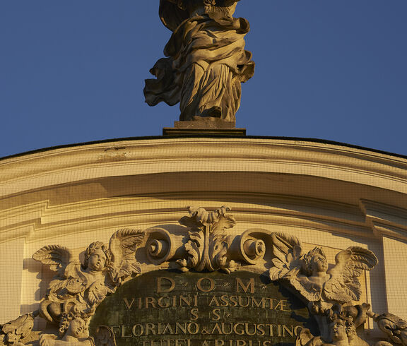 20221208 1532 Stiftsbasilika St Florian Fassade Marienstatue Widmung Adobe RGB Andreas Etlinger
